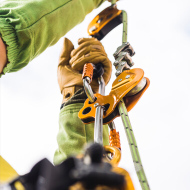 Petzl ZIGZAG mechanical Prusik, Petzl CHICANE auxiliary brake. Trimming a eucalyptus tree in Galicia, Spain