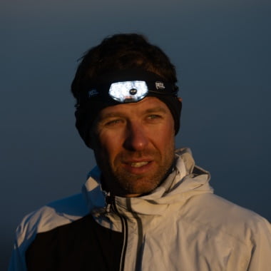 El atleta François D'haene practica Trail running de noche con su linterna frontal Petzl NAO RL.